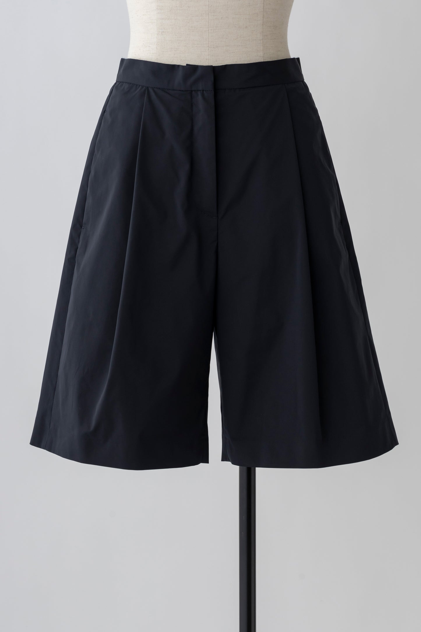 Tucked Short Pants