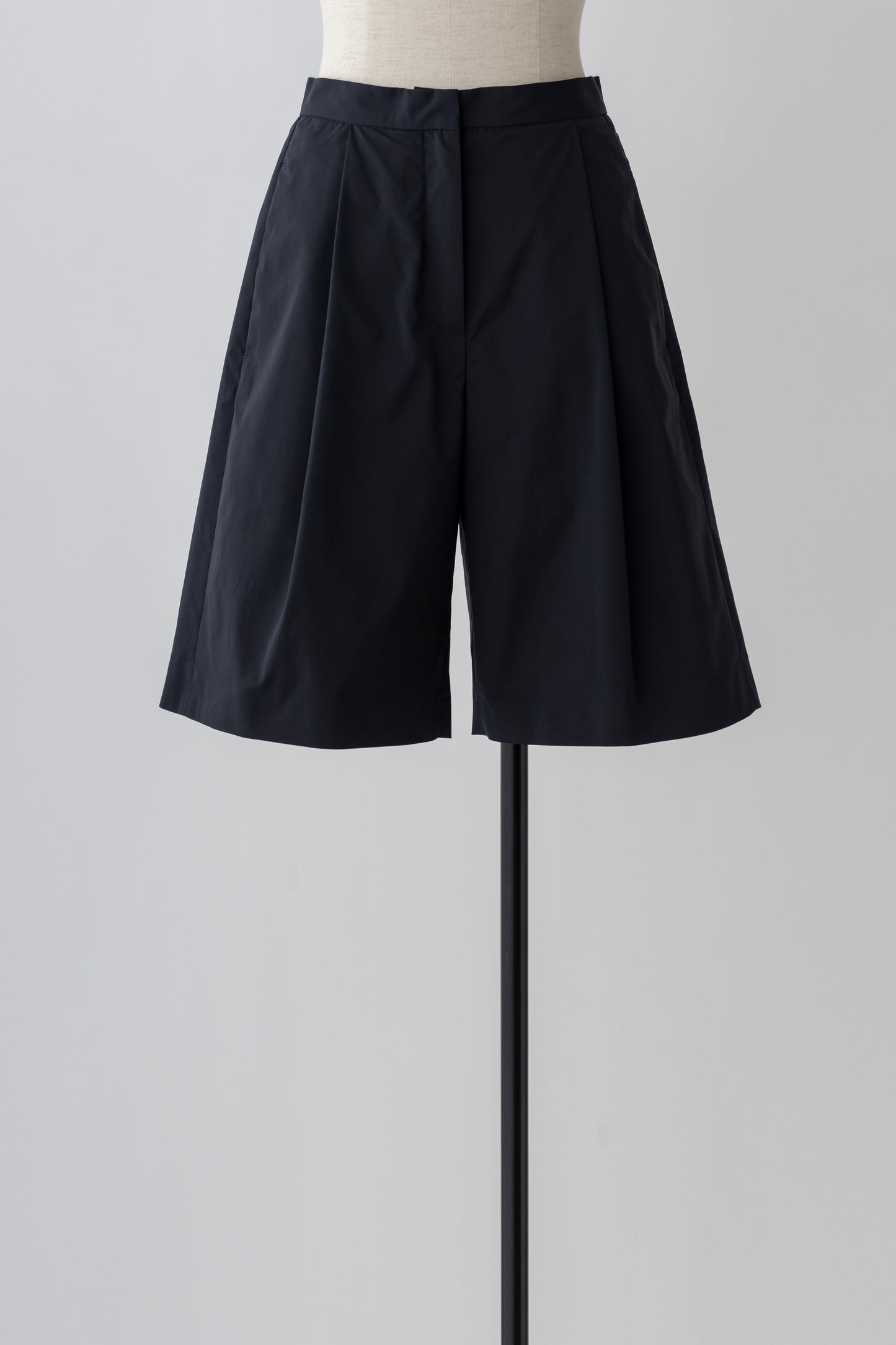 Tucked Short Pants