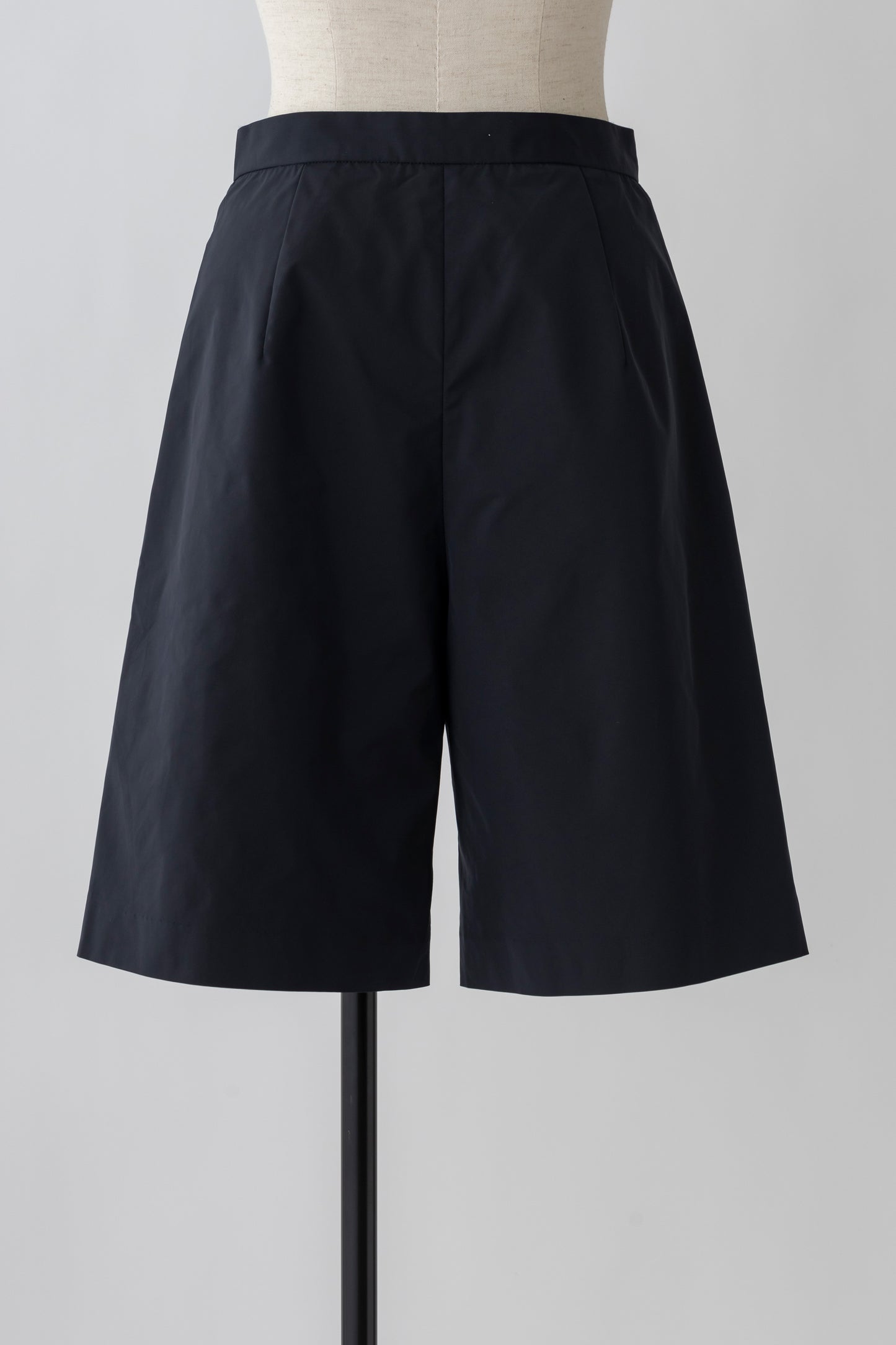 Tucked Short Pants