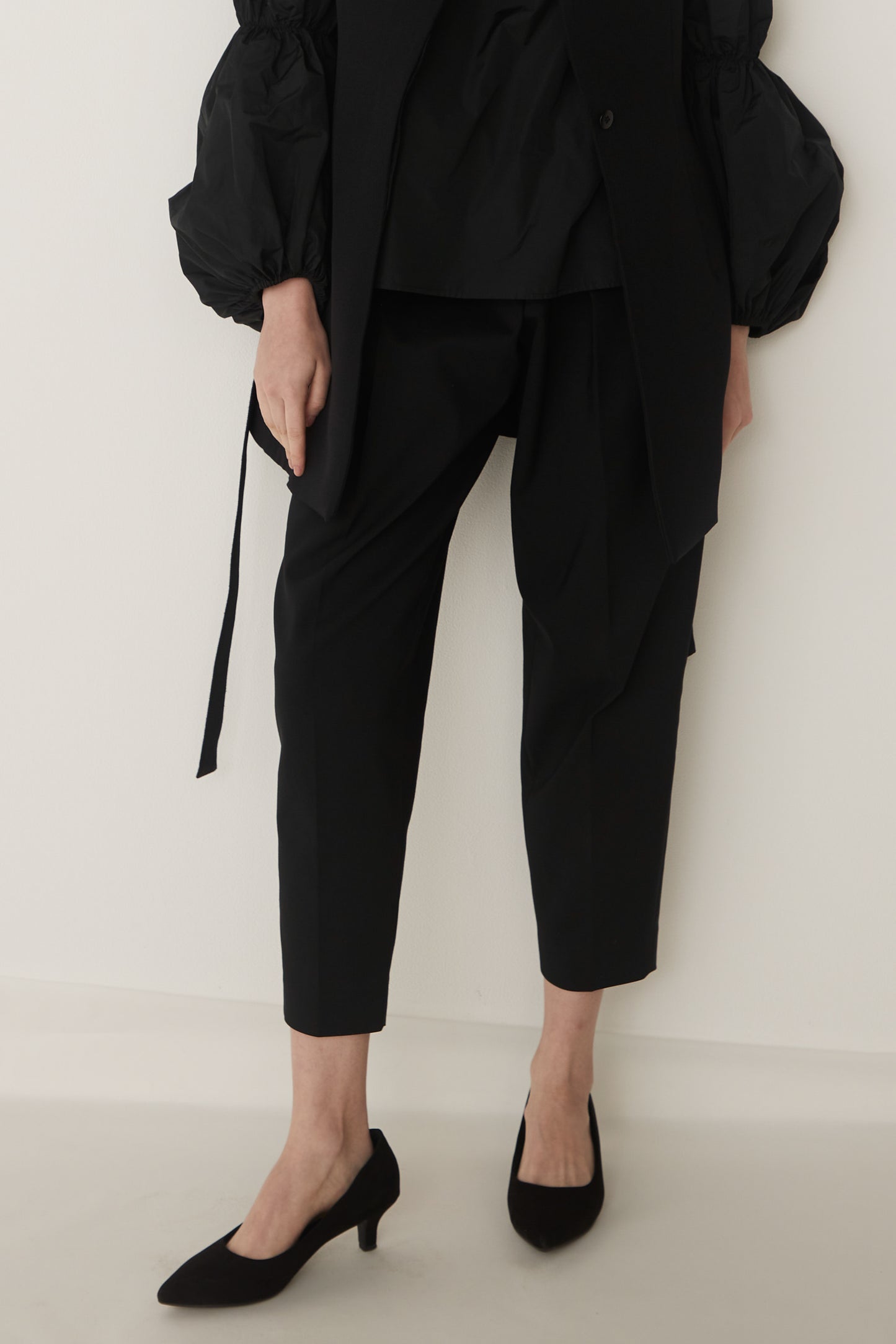 Barrel Two Tucked Pants-BLACK