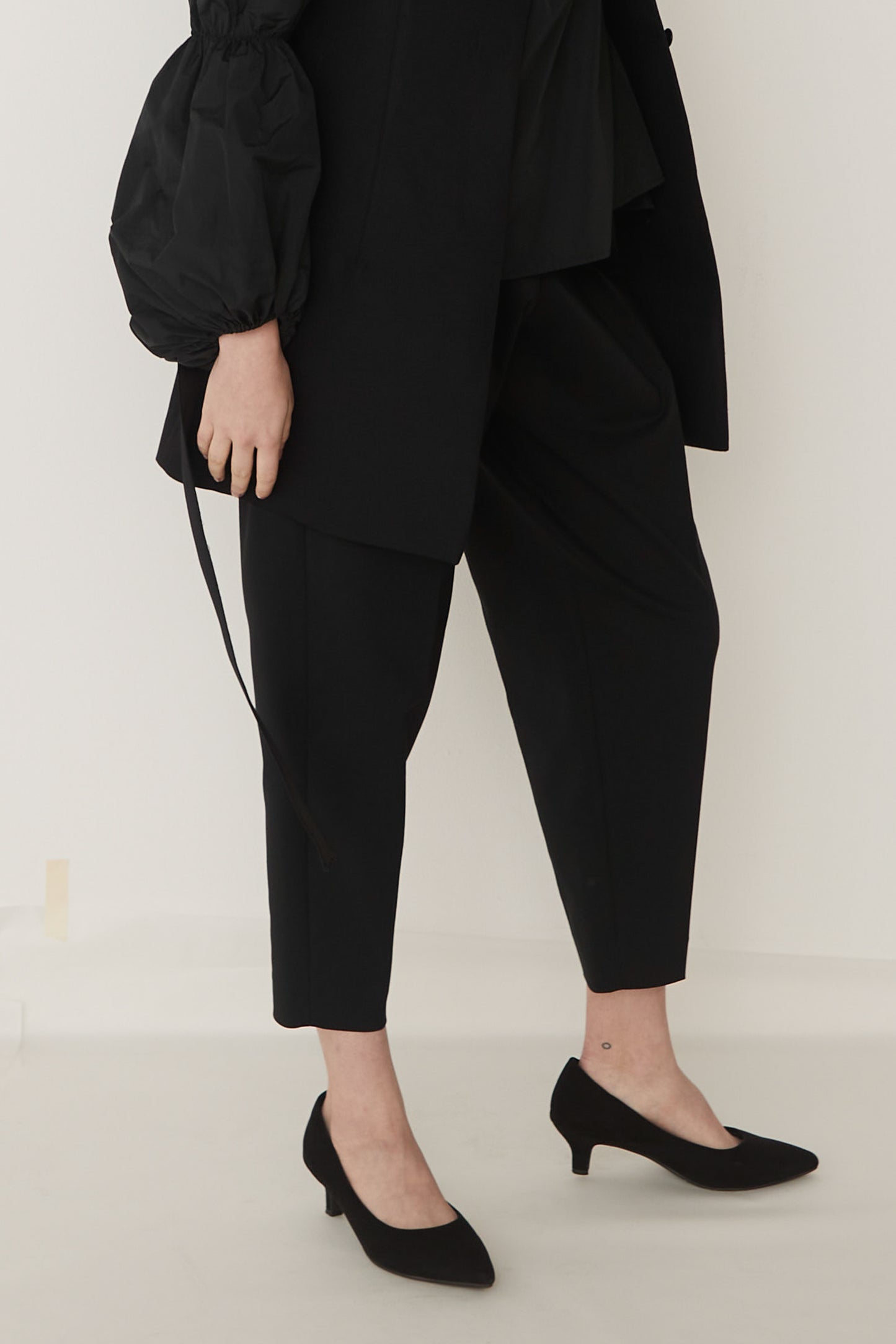 Barrel Two Tucked Pants-BLACK