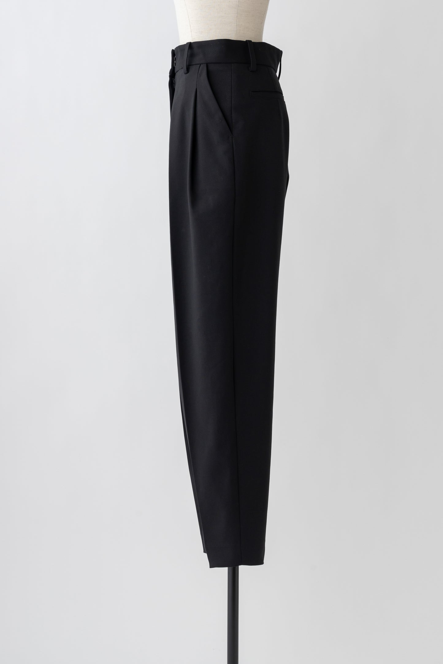 Barrel Two Tucked Pants-BLACK