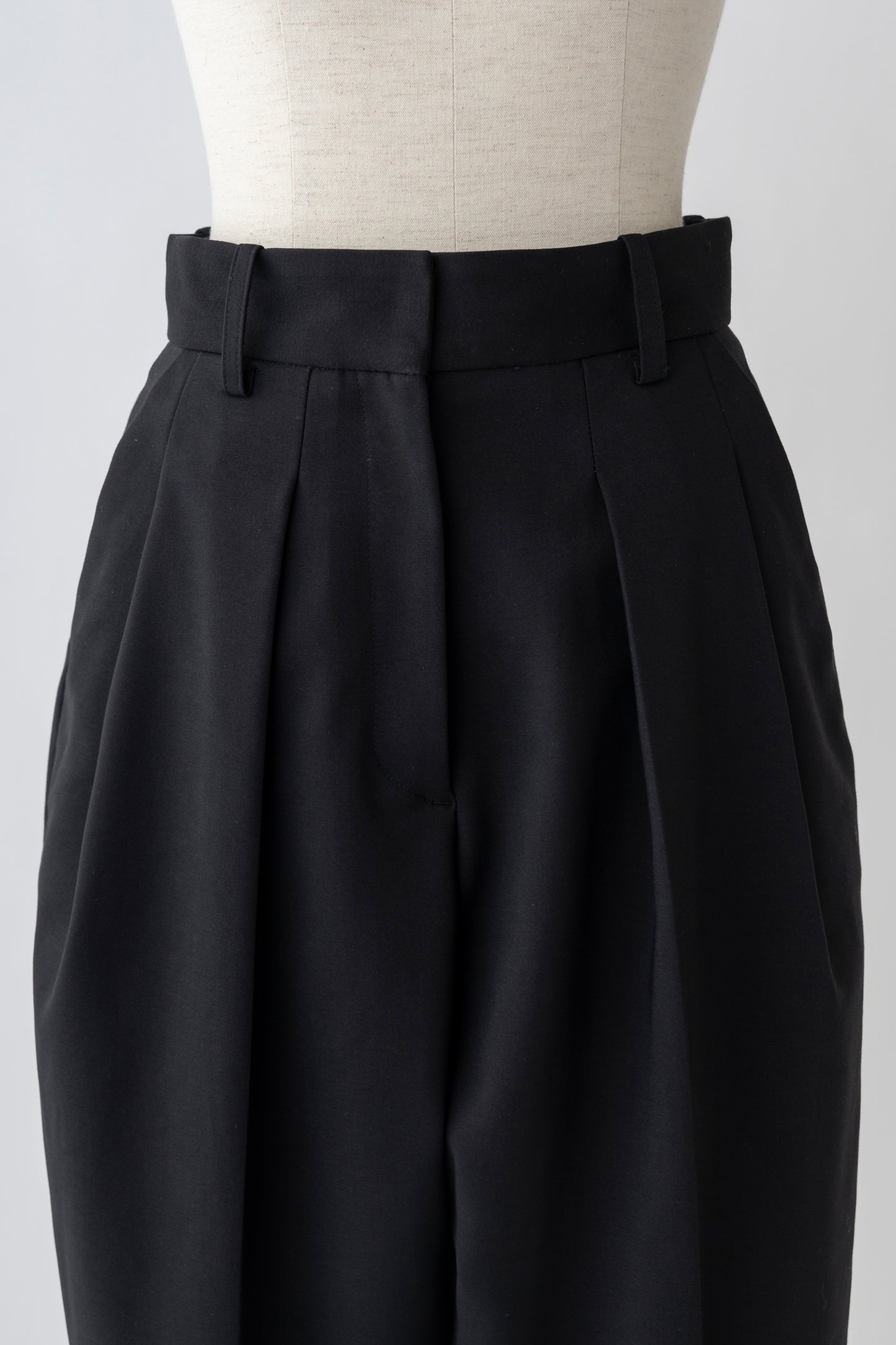 Barrel Two Tucked Pants-BLACK