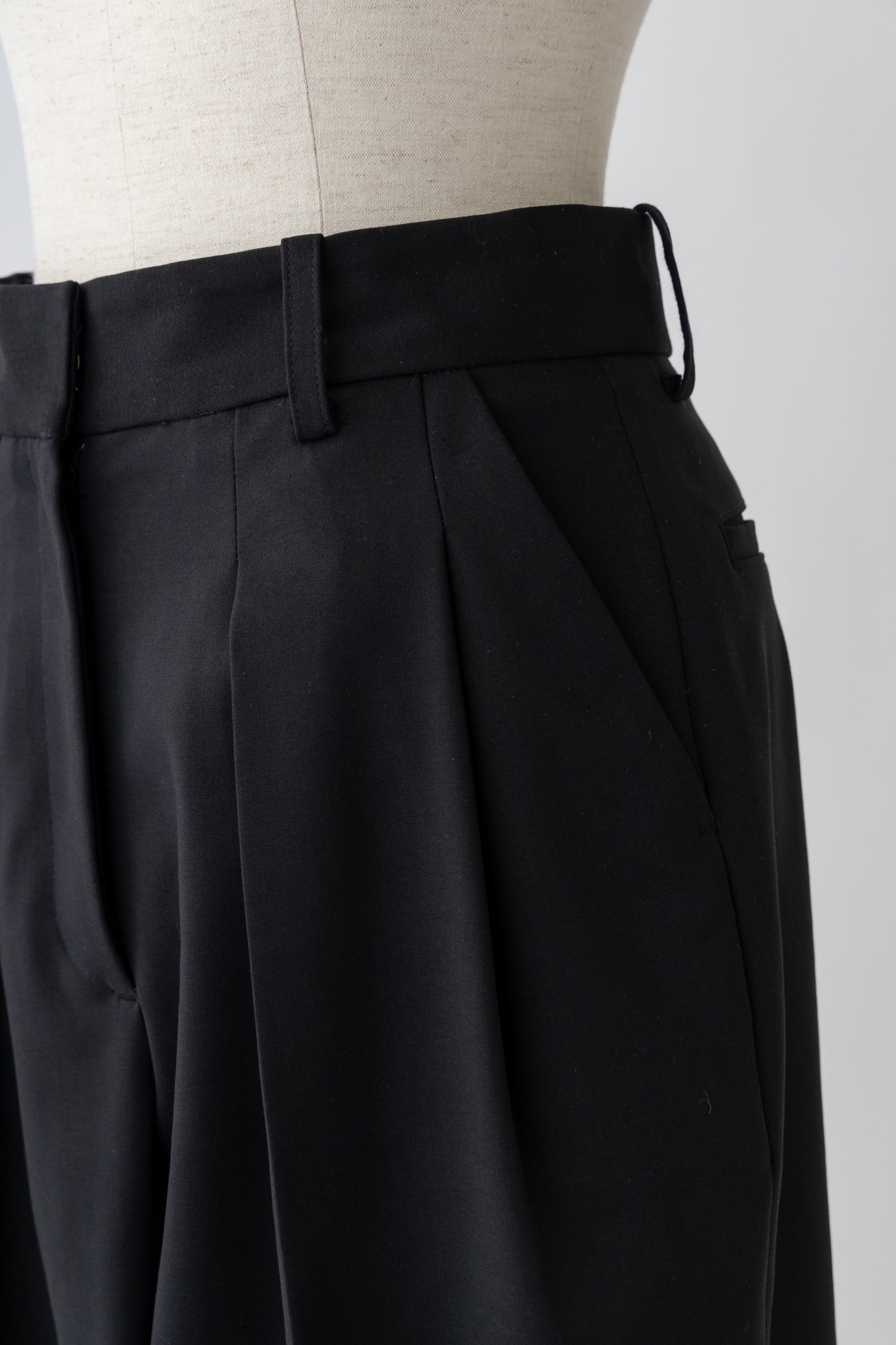 Barrel Two Tucked Pants-BLACK