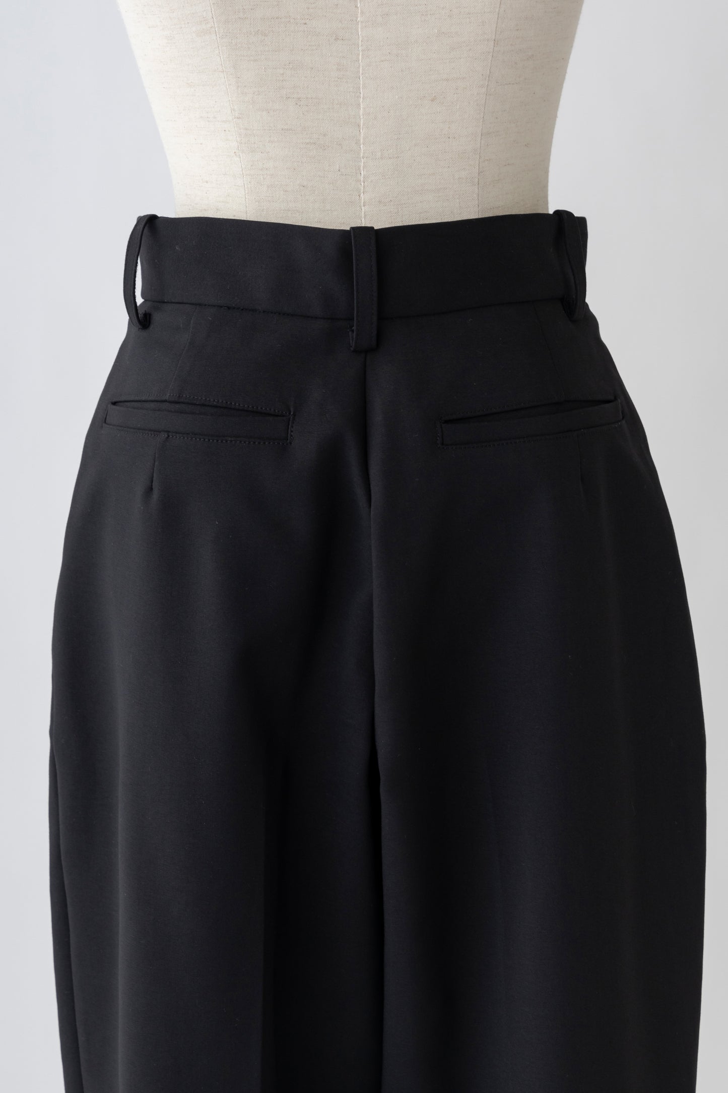 Barrel Two Tucked Pants-BLACK