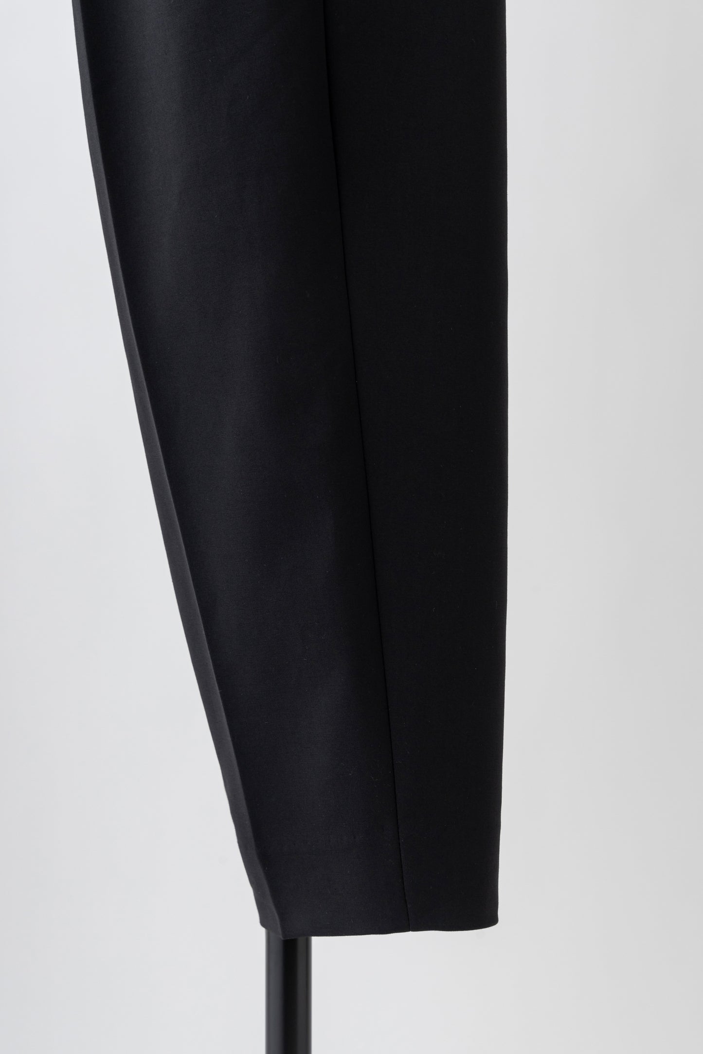 Barrel Two Tucked Pants-BLACK