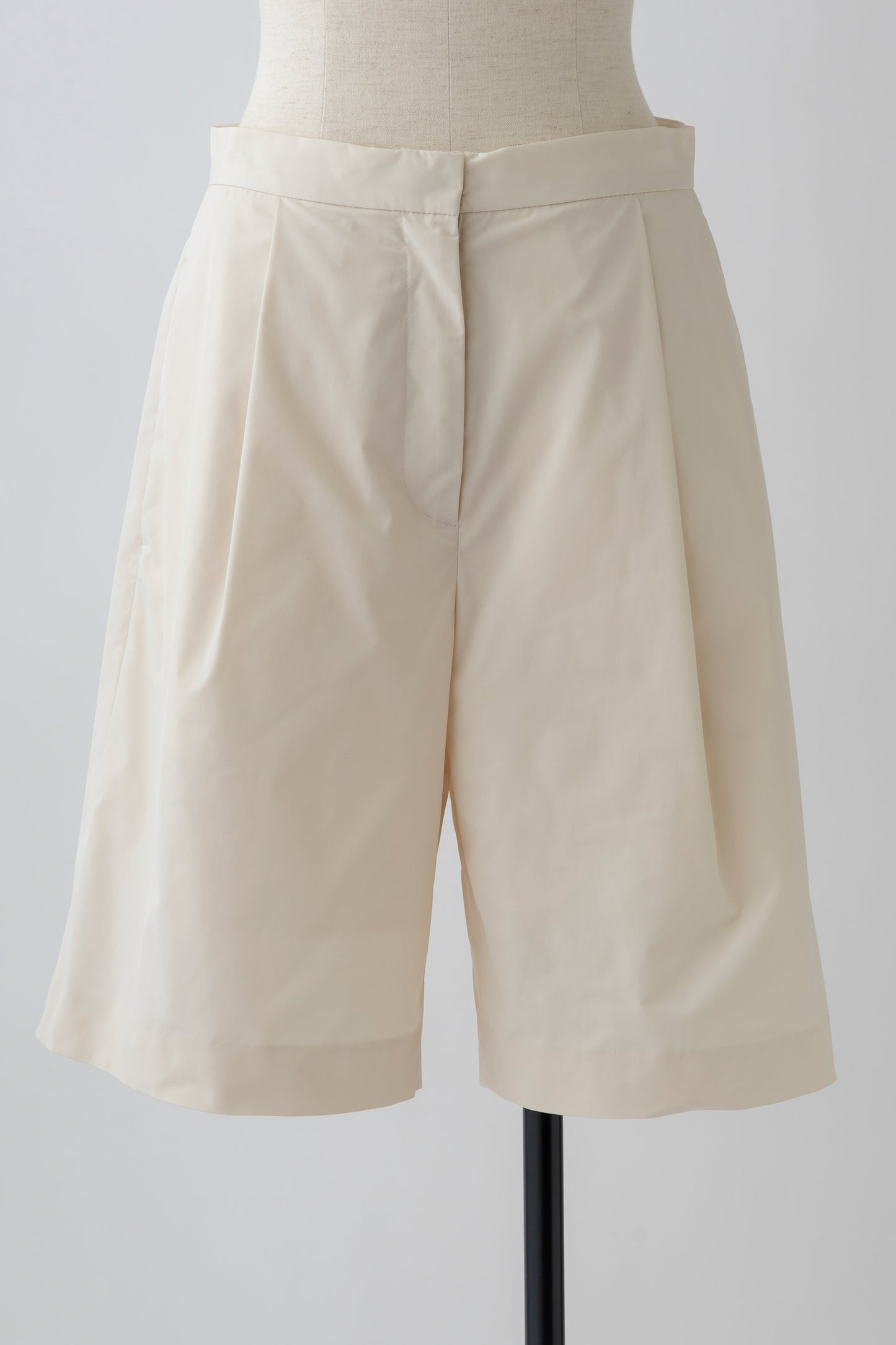 Tucked Short Pants