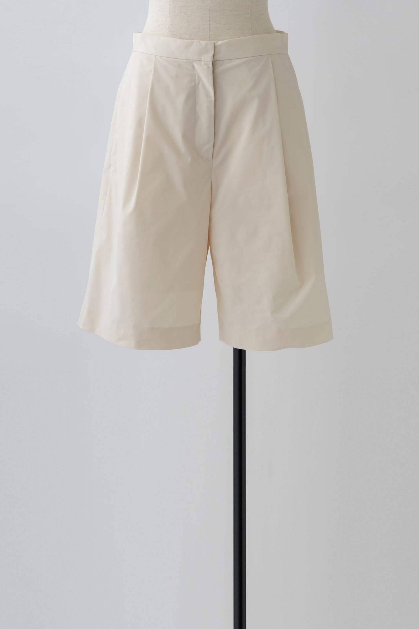 Tucked Short Pants