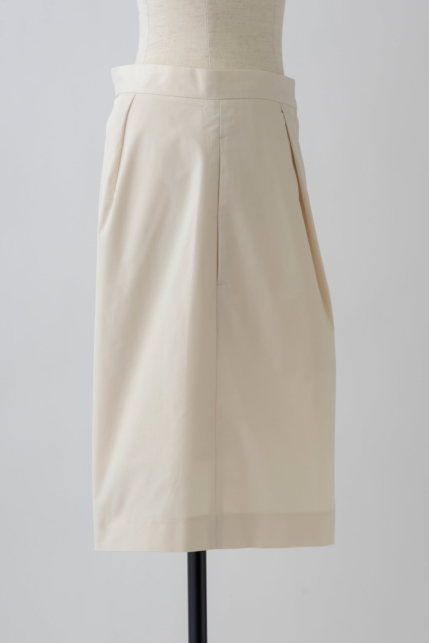 Tucked Short Pants