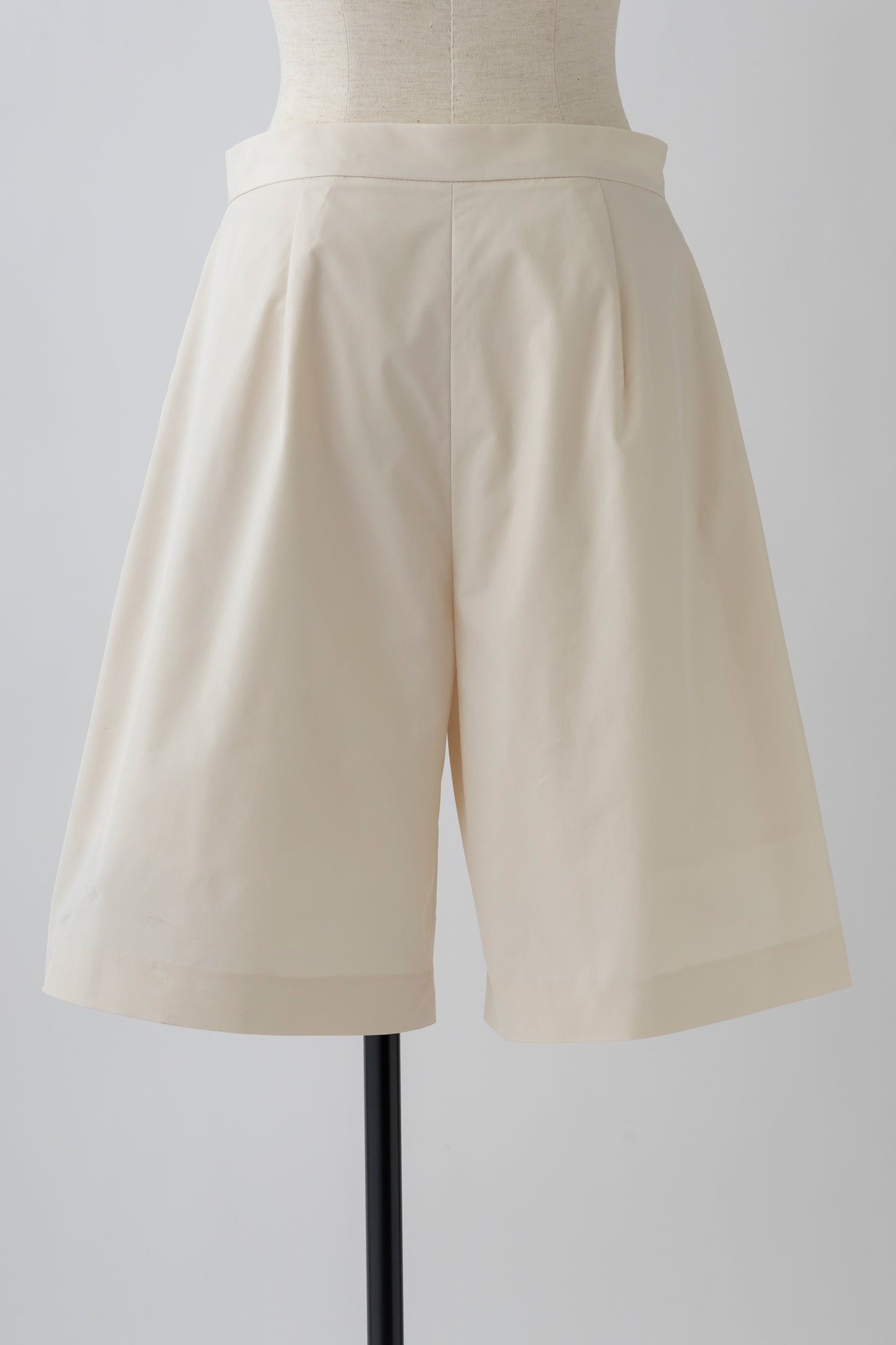 Tucked Short Pants