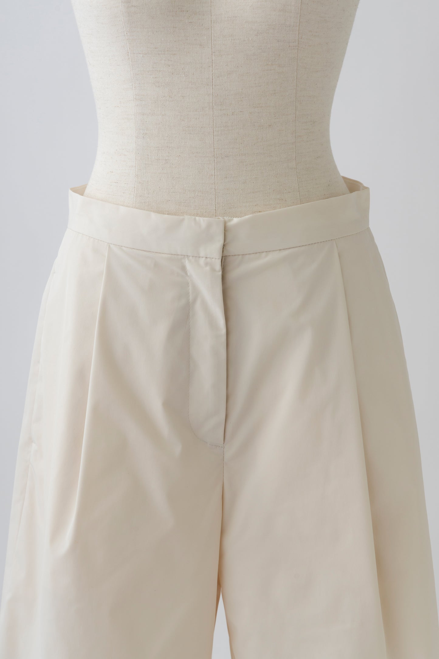 Tucked Short Pants